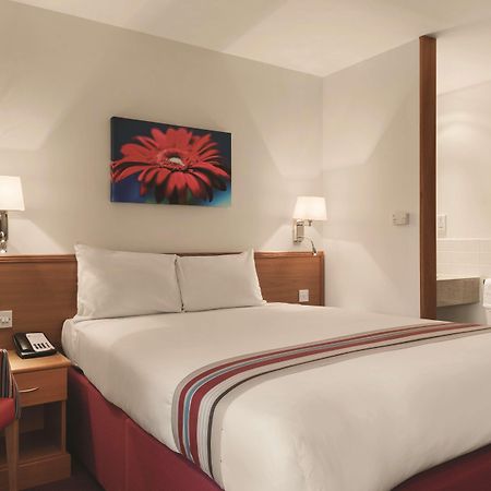 Ramada By Wyndham Cambridge Hotel Fen Drayton Exterior foto