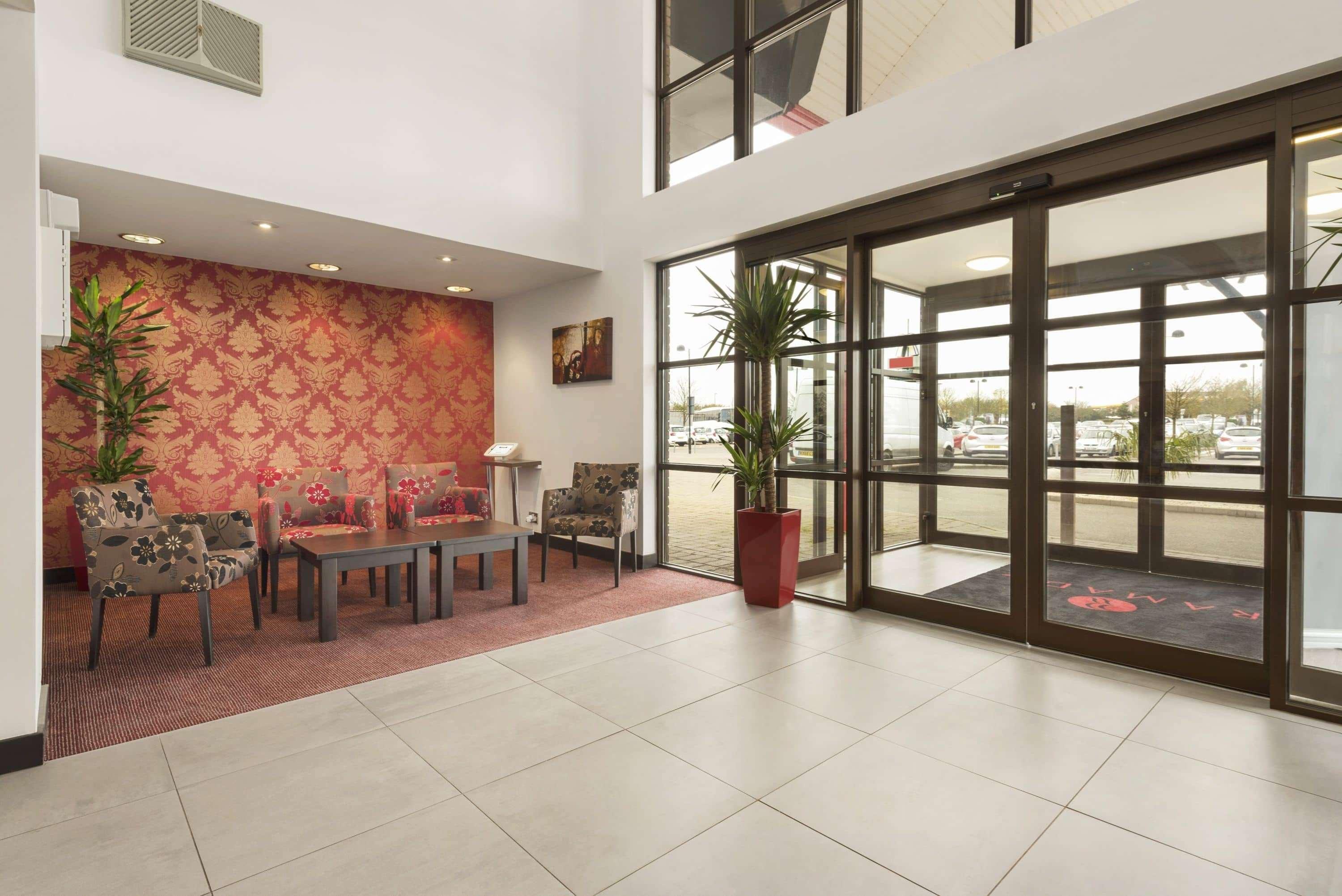 Ramada By Wyndham Cambridge Hotel Fen Drayton Exterior foto