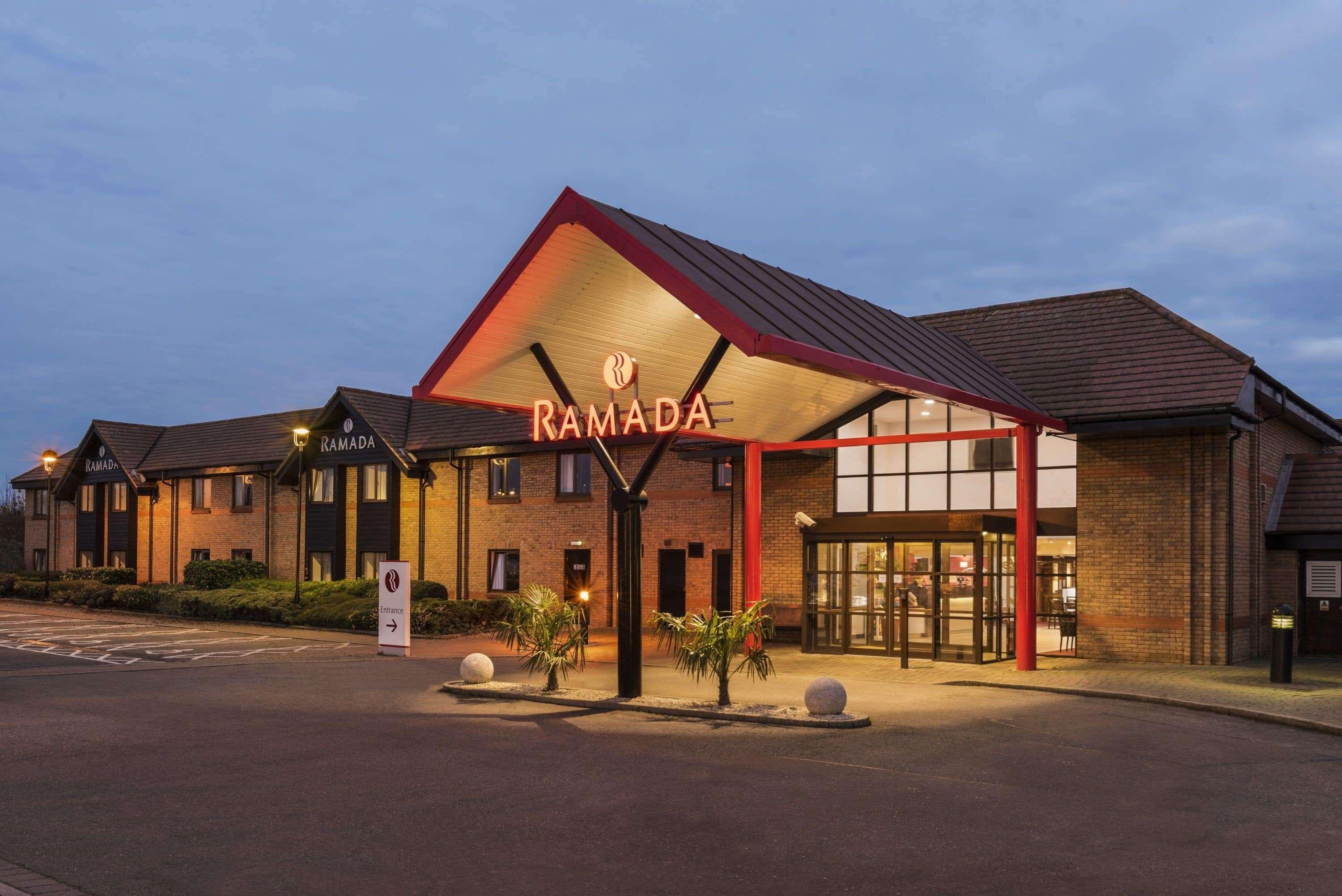 Ramada By Wyndham Cambridge Hotel Fen Drayton Exterior foto