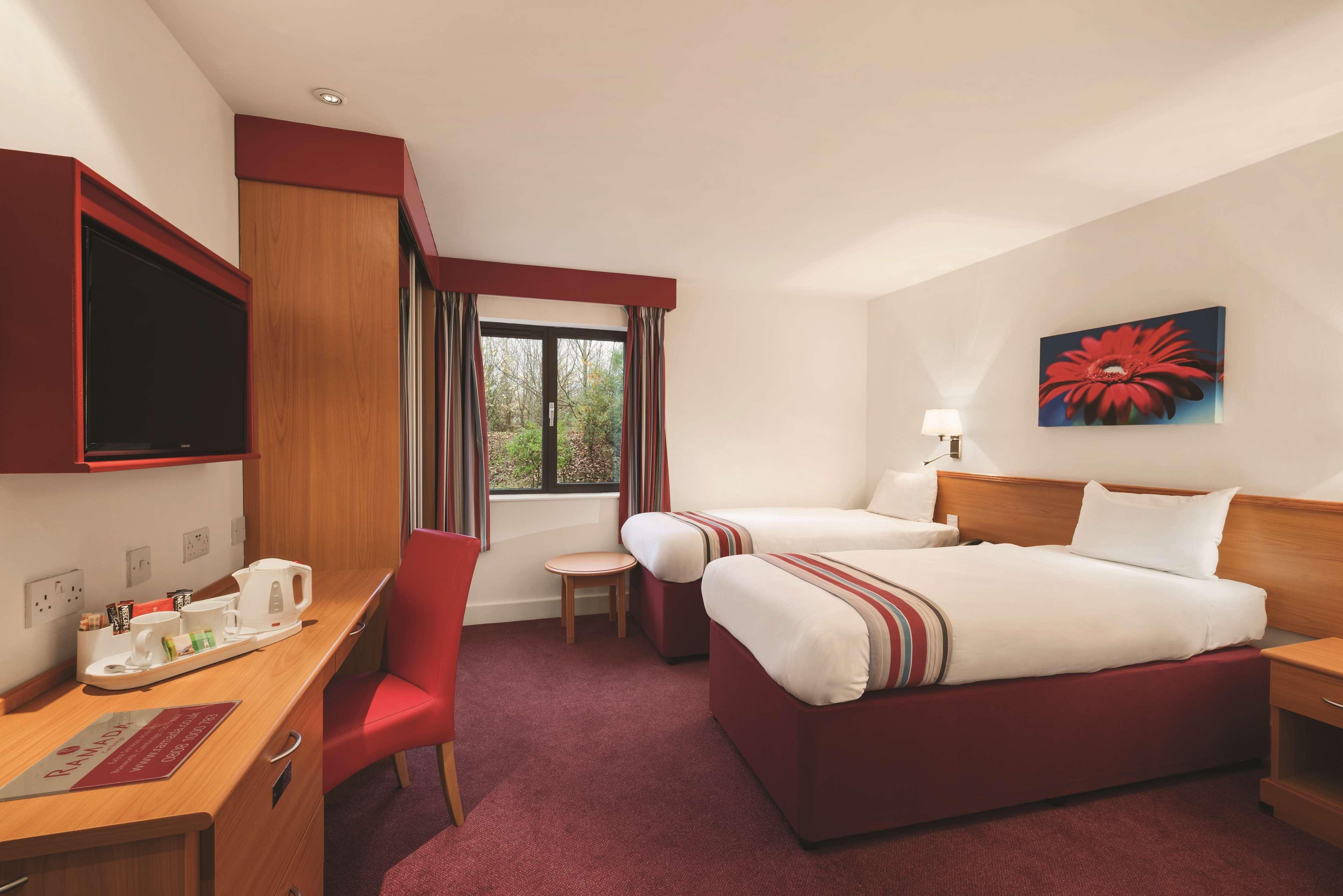 Ramada By Wyndham Cambridge Hotel Fen Drayton Exterior foto