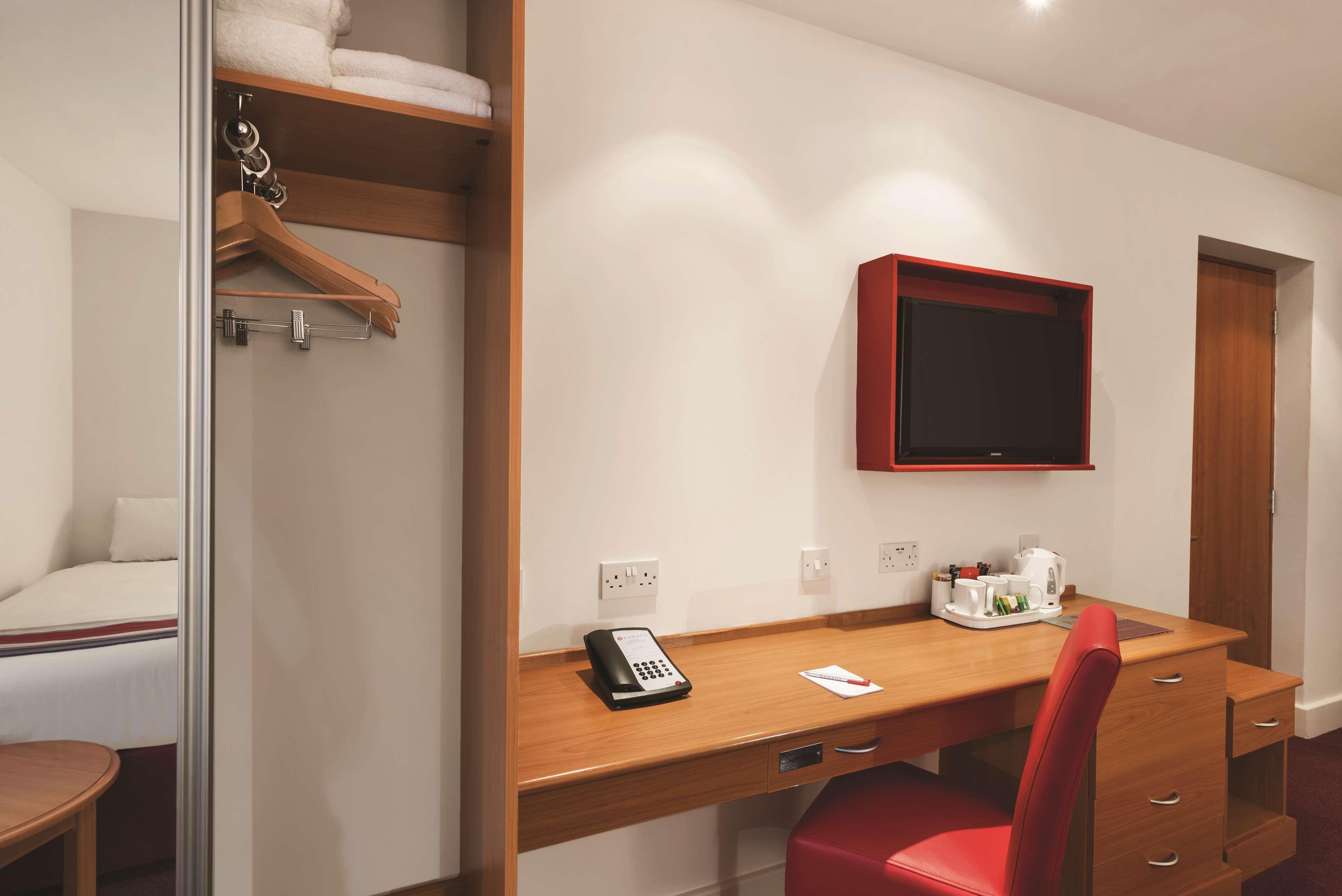 Ramada By Wyndham Cambridge Hotel Fen Drayton Exterior foto