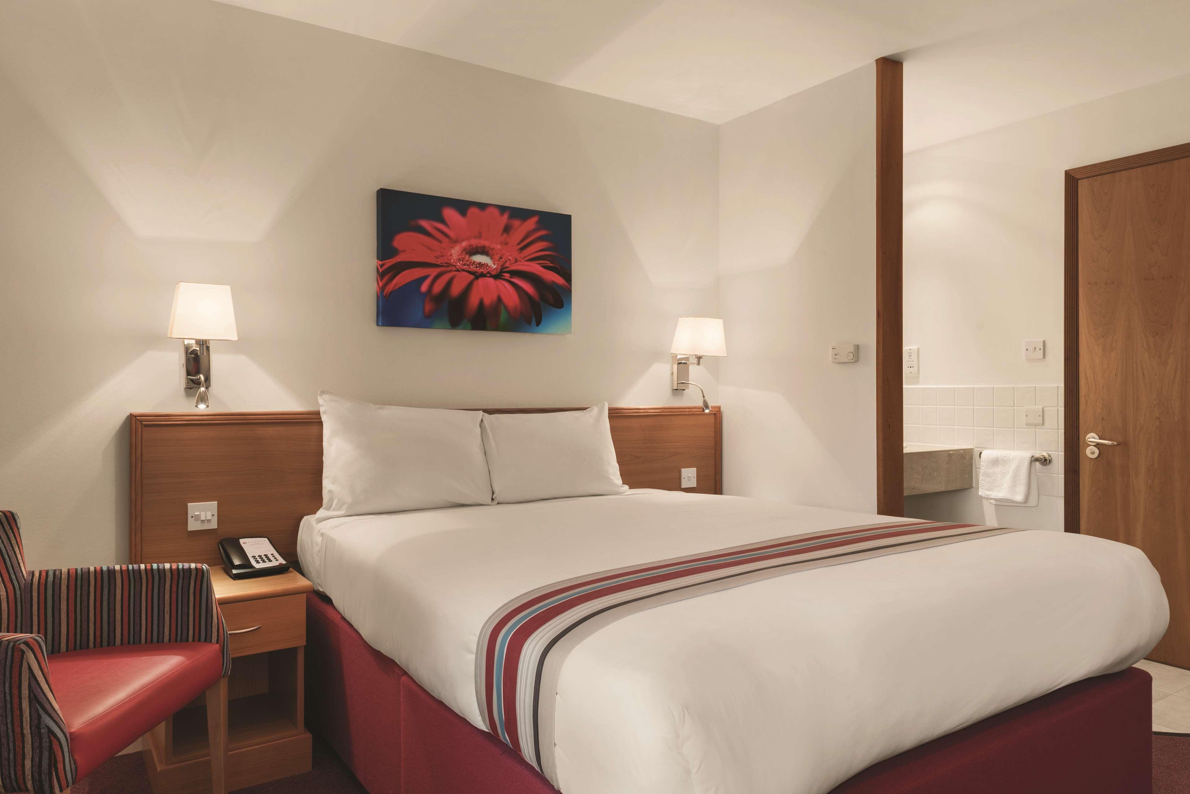 Ramada By Wyndham Cambridge Hotel Fen Drayton Exterior foto