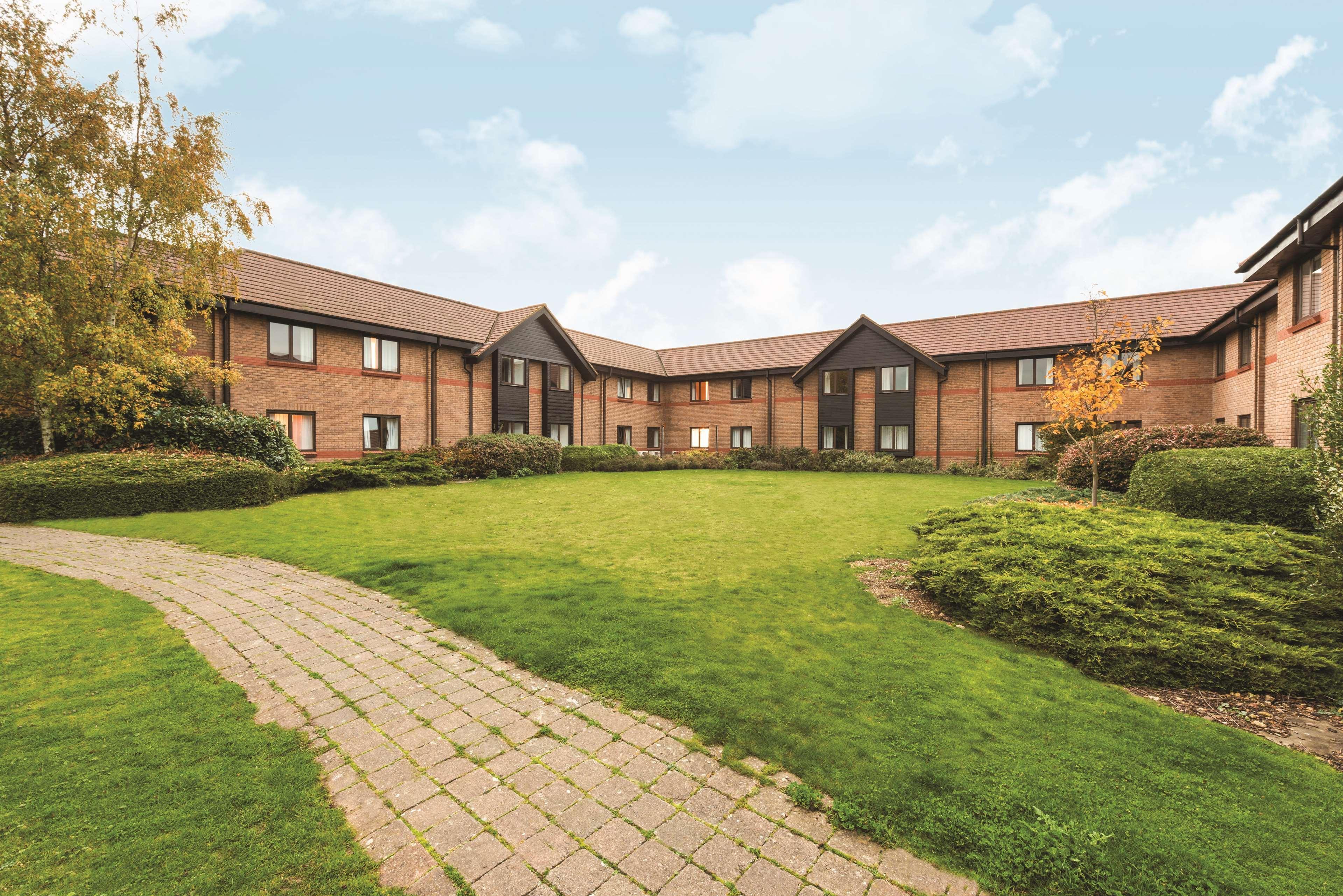 Ramada By Wyndham Cambridge Hotel Fen Drayton Exterior foto