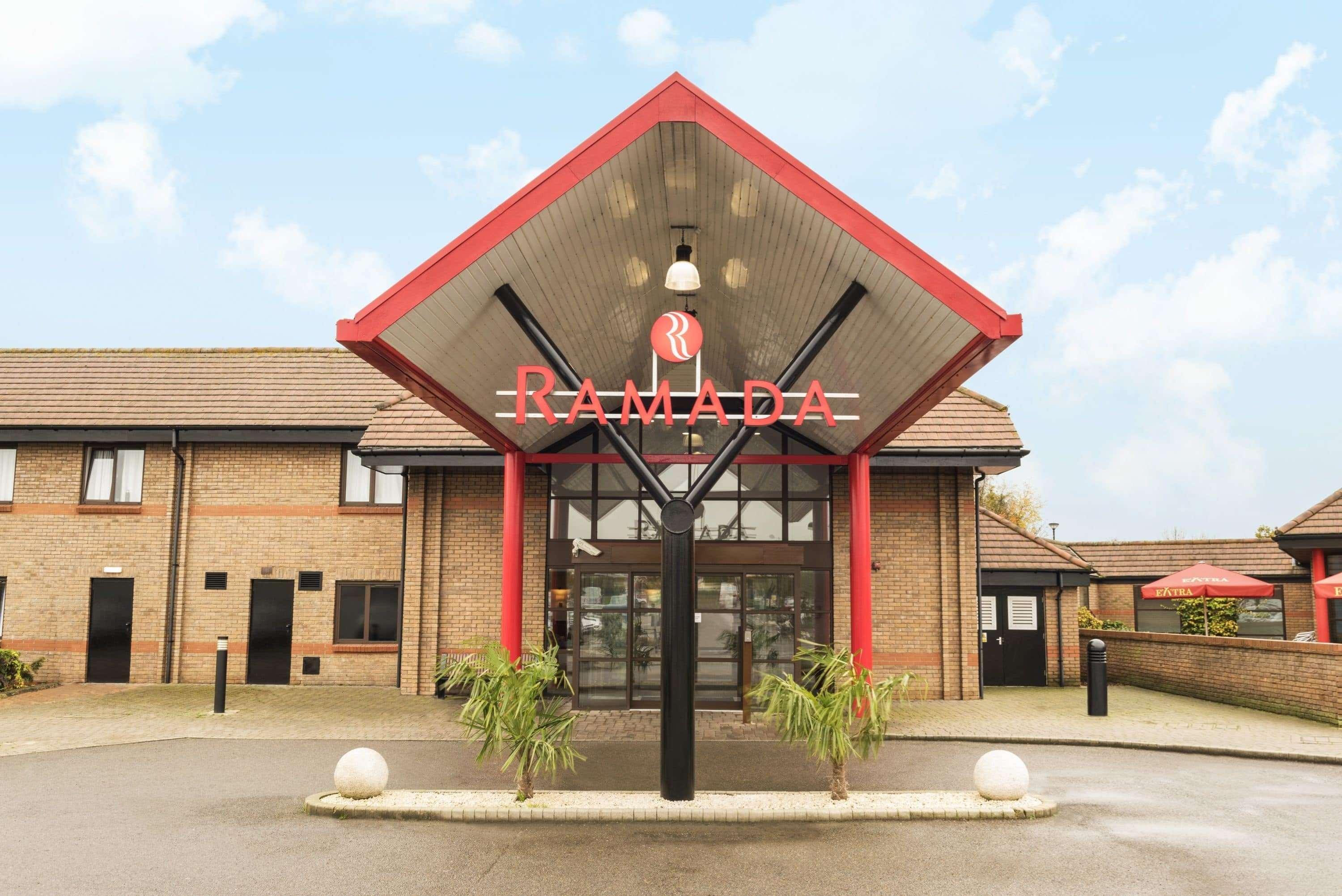 Ramada By Wyndham Cambridge Hotel Fen Drayton Exterior foto